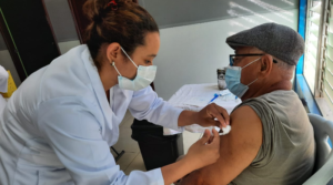 Personal médico del Ministerio de Salud de Nicaragua vacunando contra el covid-19 en Managua