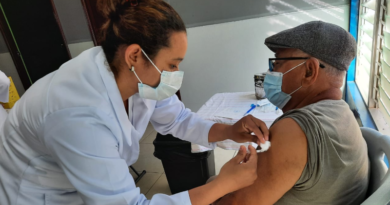 Personal médico del Ministerio de Salud de Nicaragua vacunando contra el covid-19 en Managua