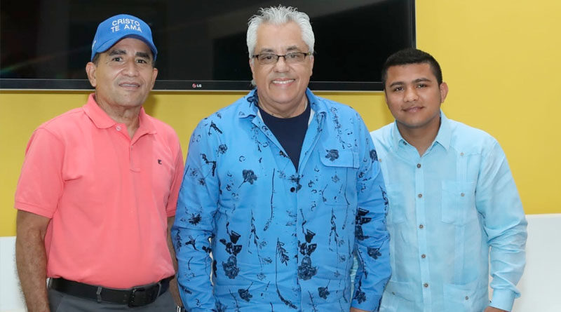 Danny Berrios junto al pastor Omar Duarte y Román Chocolatito González