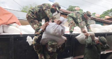 Efectivos militares del Destacamento Militar Sur del Ejército de Nicaragua realizaron descargue de 839 paquetes alimenticios, en el Auditorio Gabriel Aguirre Marín de San Carlos, Río San Juan.