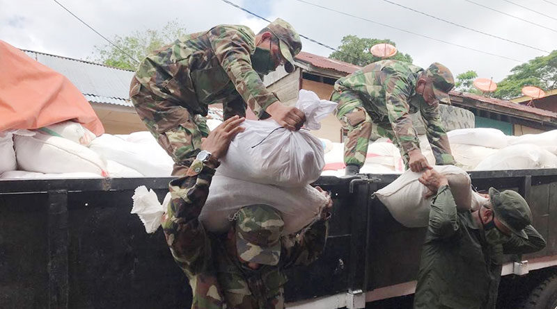 Efectivos militares del Destacamento Militar Sur del Ejército de Nicaragua realizaron descargue de 839 paquetes alimenticios, en el Auditorio Gabriel Aguirre Marín de San Carlos, Río San Juan.