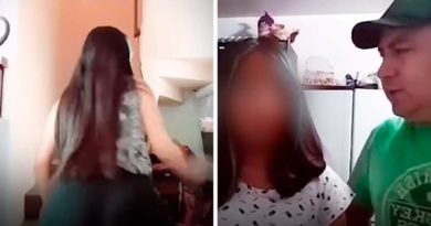 Capturas de pantalla de video donde un padre obliga a su hija a disculparse por el contenido de TikTok