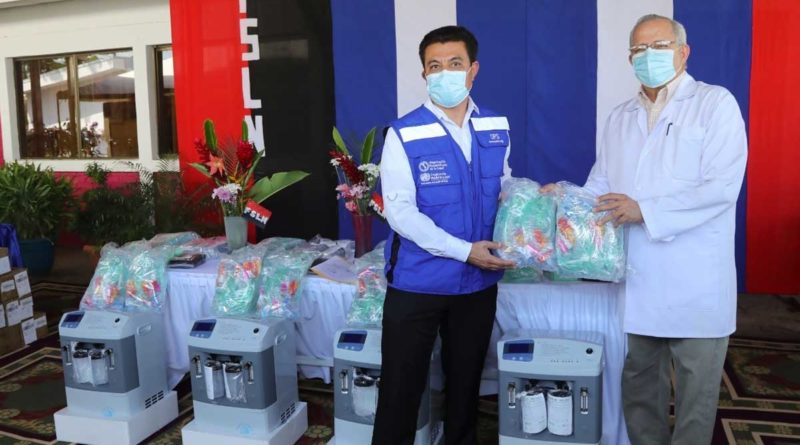 Doctor Enrique Pérez Flores, Asesor en Prevención y Control de Enfermedades de la OPS entregando donativo al Doctor Carlos Sáenz, Secretario General de MINSA.