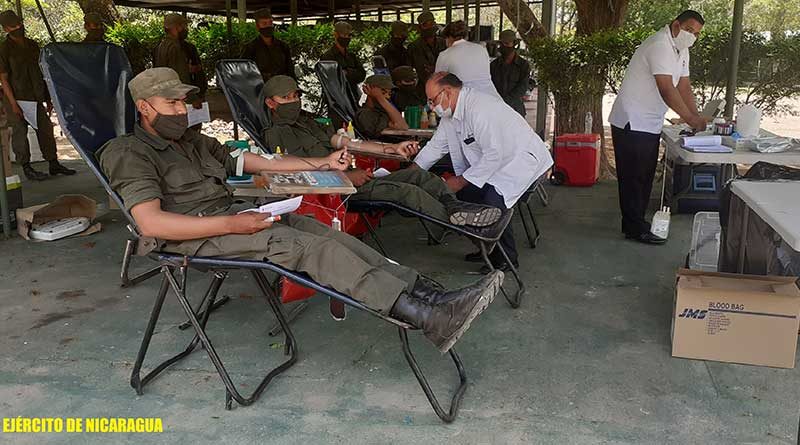 Efectivos militares del Ejército de Nicaragua durante la jornada voluntaria de donación de sangre en Estelí