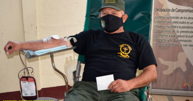 Soldado del Ejercito de Nicaragua acostado sobre una camilla donando sangre.