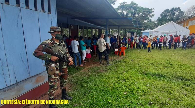 Miembro del Ejército de Nicaragua durante el acompañamiento brindado al MINSA en el Caribe Sur