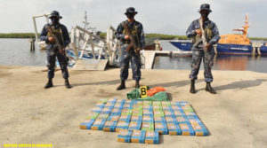 Miembros de la Fuerza Naval muestran la droga incautada en Corinto