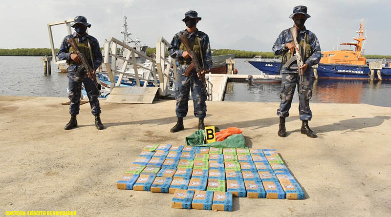 Miembros de la Fuerza Naval muestran la droga incautada en Corinto