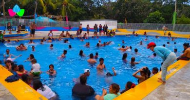 Familias capitalinas disfrutan este Jueves Santo de las refrescantes piscinas del Centro Turístico Xilonem en Managua.
