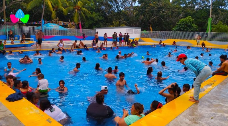 Familias capitalinas disfrutan este Jueves Santo de las refrescantes piscinas del Centro Turístico Xilonem en Managua.
