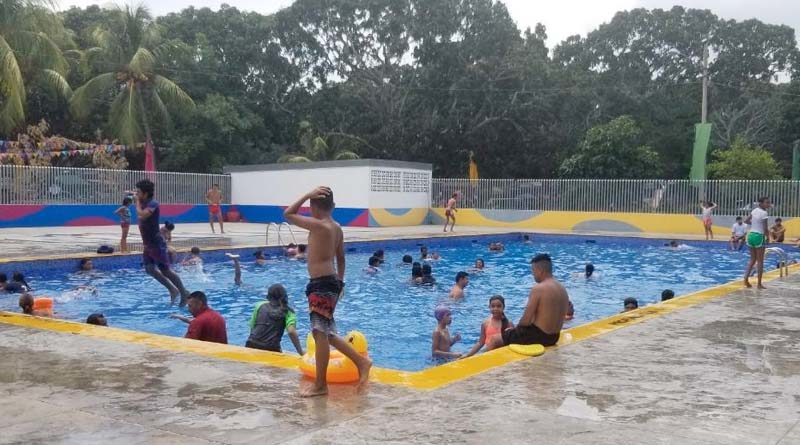 Niños y niñas se bañan en una de las piscinas del centro recreativo Xilonem en Managua