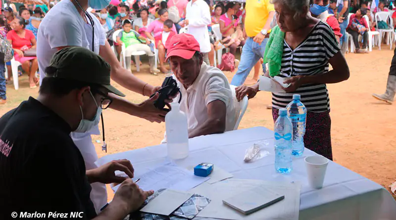 Personal médico del Ministerio de Salud de Nicaragua brindando consultas médicas en Siuna