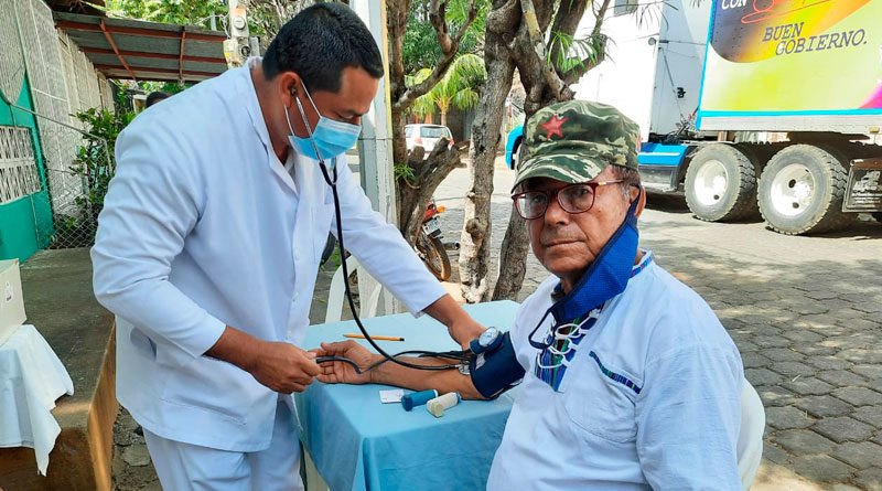 Personal médico del Centro de Salud Francisco Buitrago de Managua brindando consulta medica a un ciudadano.