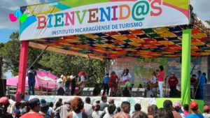 Familias nicaragüenses disfrutan de la Fiesta Playera 2021 en el Centro Turístico Pochomil en San Rafael del Sur.