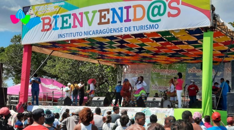 Familias nicaragüenses disfrutan de la Fiesta Playera 2021 en el Centro Turístico Pochomil en San Rafael del Sur.