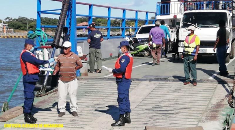 Miembros de la Fuerza Naval brindan inspección a embarcación en el lago Cocibolca