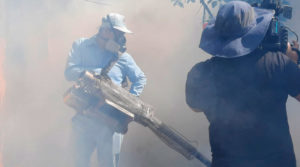 Brigadistas del Ministerio de Salud de Nicaragua fumigando una vivienda del barrio Tangará de Managua
