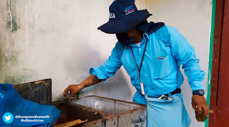 Personal del Ministerio de Salud de Nicaragua abatizando en viviendas del Barrio Altagracia de Managua.