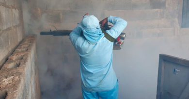 Brigadista del Ministerio de Salud de Nicaragua fumigando una vivienda del barrio Carlos Fonseca de Managua