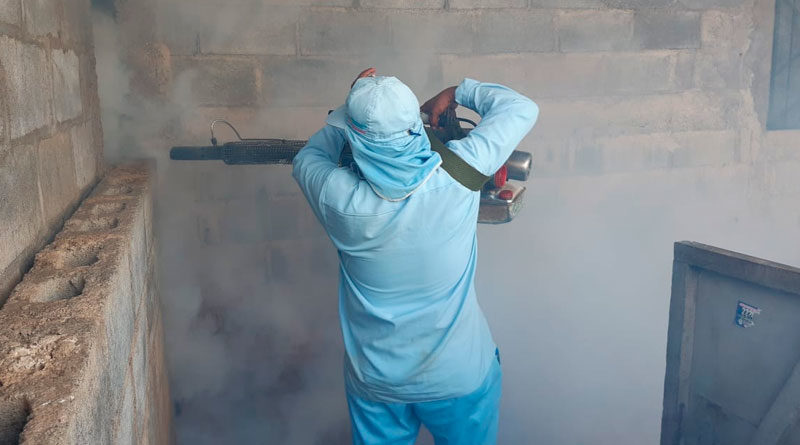Brigadista del Ministerio de Salud de Nicaragua fumigando una vivienda del barrio Carlos Fonseca de Managua