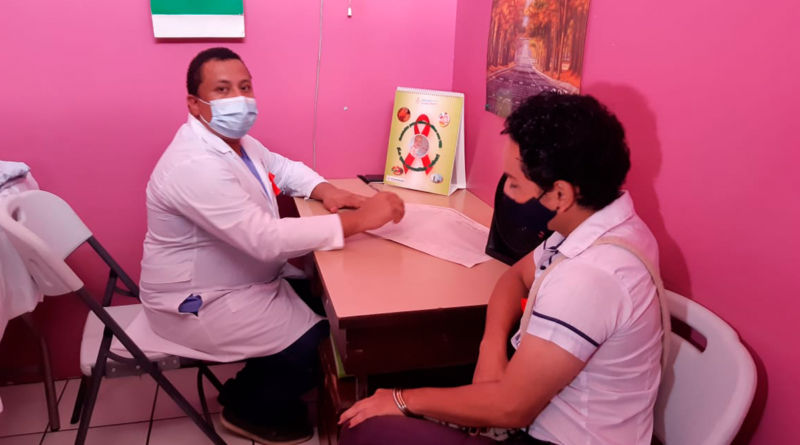 Paciente durante atención en la nueva Clínica de Atención Integral en el Centro de Salud Sócrates Flores