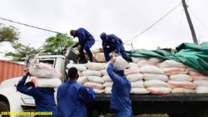Efectivos militares durante el descargue de paquetes alimenticios en la bodega del INATEC en Bluefields