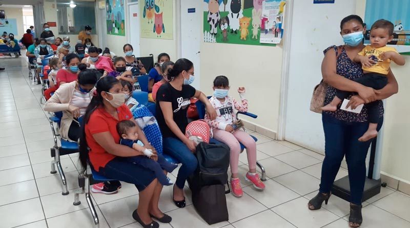 Familiares y pacientes en la sala de espera de oncología del Hospital La Mascota