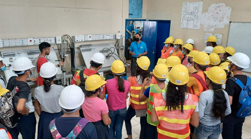 Estudiantes durante la promoción de la carrera en Higiene y Seguridad Industrial en Centro Tecnológico Héroes y Mártires de Villanueva
