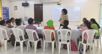 Maestra de INATEC impartiendo curso a personas con capacidades diferentes