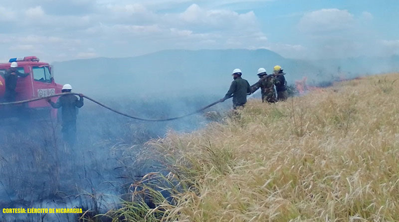 Miembros del Ejército de Nicaragua durante la sofocación del incendio forestal