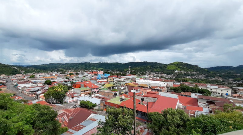 Vista aérea de la ciudad de Boaco cubierta por nubes de lluvia