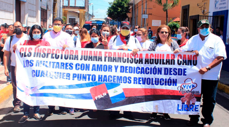 Militantes del Frente Sandinista en Carazo, Nicaragua, rindiendo homenaje a la inspectora Juana Francisca Aguilar Cano