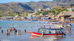 Vista de San Juan del Sur llena de visitantes durante el verano 2021