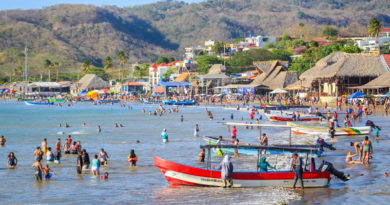 Vista de San Juan del Sur llena de visitantes durante el verano 2021