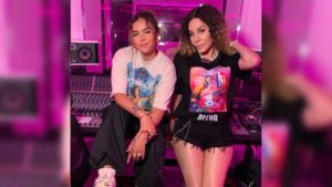 Ivy Queen y Karol G posando para una fotografía