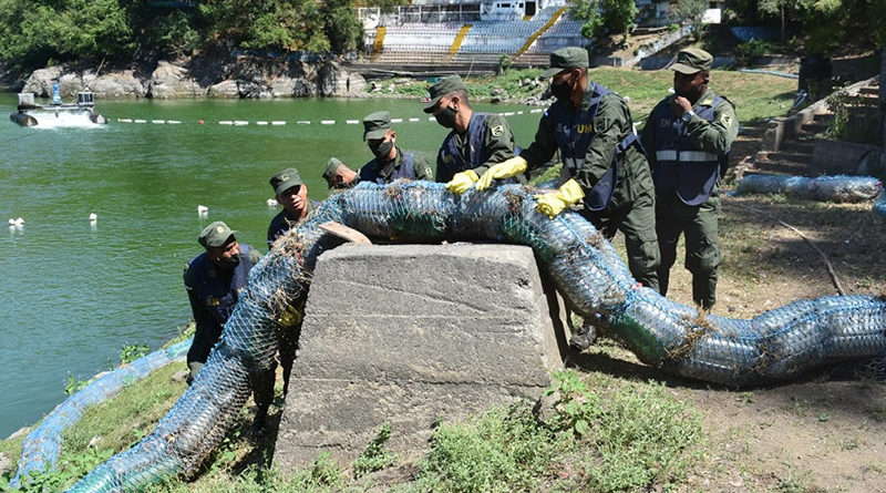 Efectivos militares del Ejército de Nicaragua durante la jornada ecológica en la Laguna de Tiscapa, Managua.