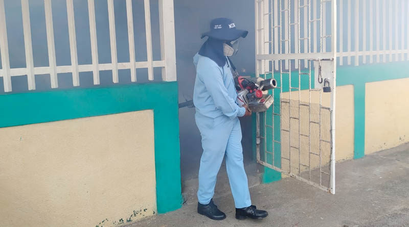 Brigadista del MINSA durante la jornada de lucha antiepidémica en el barrio San José