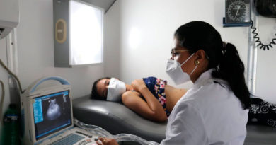 Médico del Ministerio de Salud de Nicaragua realizando un ultrasonido a una mujer embarazada en Colonia Talolinga de Nueva Guinea