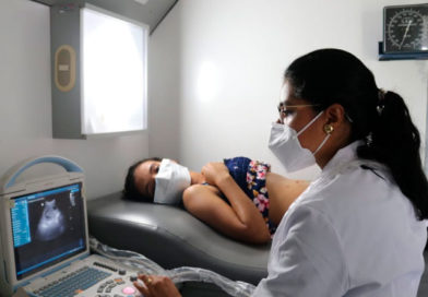 Médico del Ministerio de Salud de Nicaragua realizando un ultrasonido a una mujer embarazada en Colonia Talolinga de Nueva Guinea