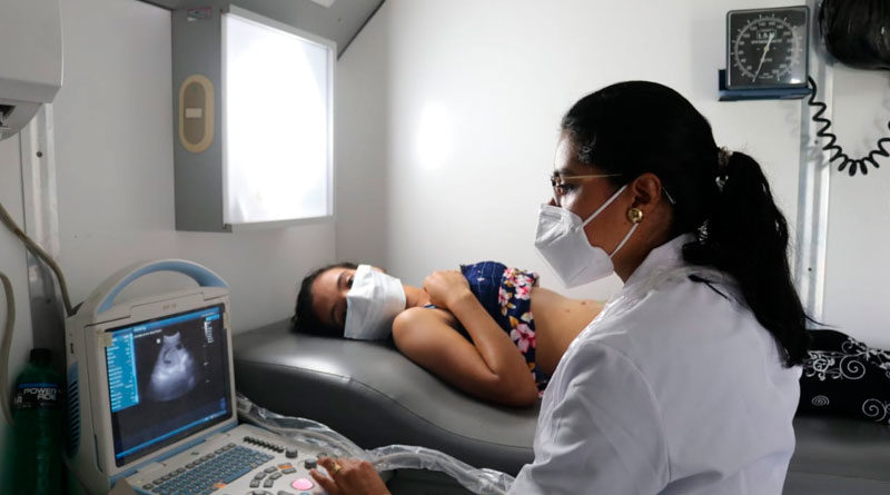 Médico del Ministerio de Salud de Nicaragua realizando un ultrasonido a una mujer embarazada en Colonia Talolinga de Nueva Guinea