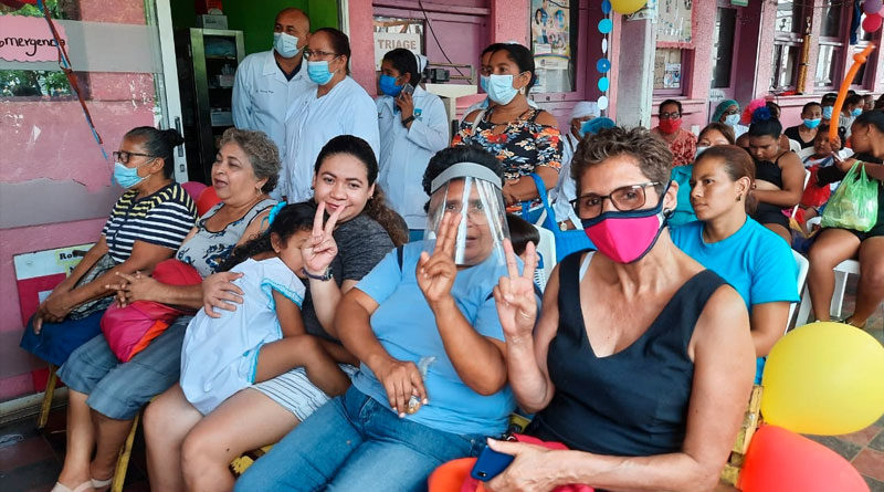 Familias durante el cierre de la Jornada del Poder Ciudadano de Vacunación en Chinandega