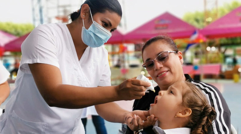 Doctora aplica dosis de vitamina A durante la jornada de vacunación en Matagalpa