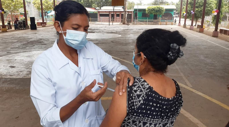 Doctora aplica una vacuna durante la jornada de vacunación en el departamento de Chinandega