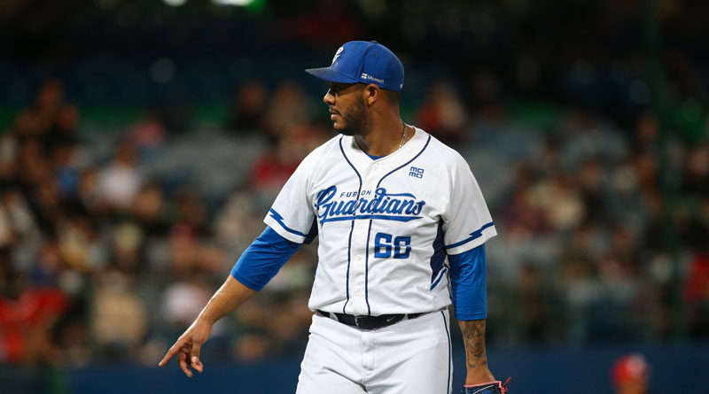 El lanzador Juan Carlos Ramírez de los Fubon Guardians durante el juego ante Unilions de este jueves, en Taiwán.