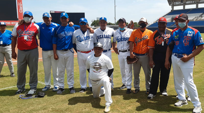 Leyendas del béisbol en Nicaragua durante el juego de Juego de las Leyendas del Béisbol 2020 en el Estadio Nacional de Béisbol en Managua.