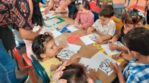 Niños del CDI San Antonio pintando dibujos de Pepa Pig