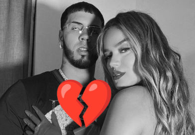 Anuel y KarolG abrazados