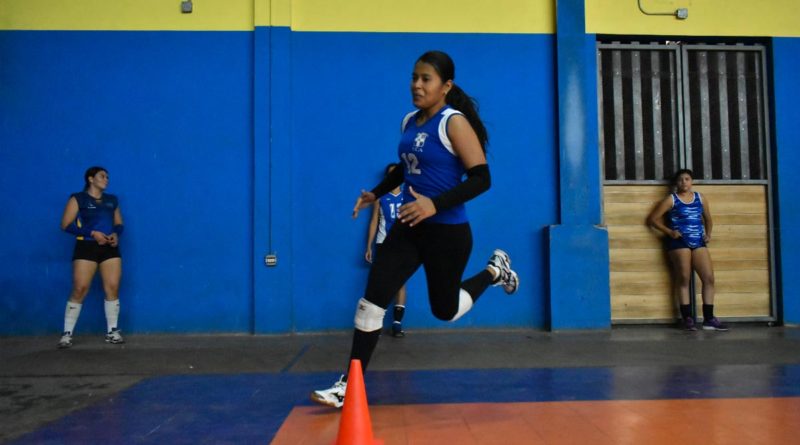 Katy González de la Preselección de Voleibol Femenino categoría Mayor de Nicaragua, durante un entrenamiento en Managua de cara a Copa Centroamericana.