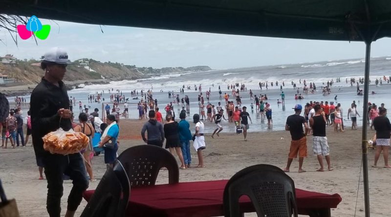 Familias nicaragüenses disfrutando de las refrescantes aguas de La Boquita y Casares en Carazo.