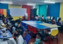 Estudiantes utilizando las computadoras del recién inaugurado laboratorio informático para prácticas del inglés en la UNAN-León